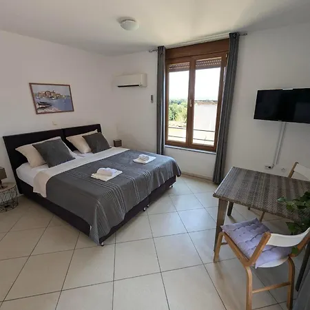 Marina Vista Apartment *